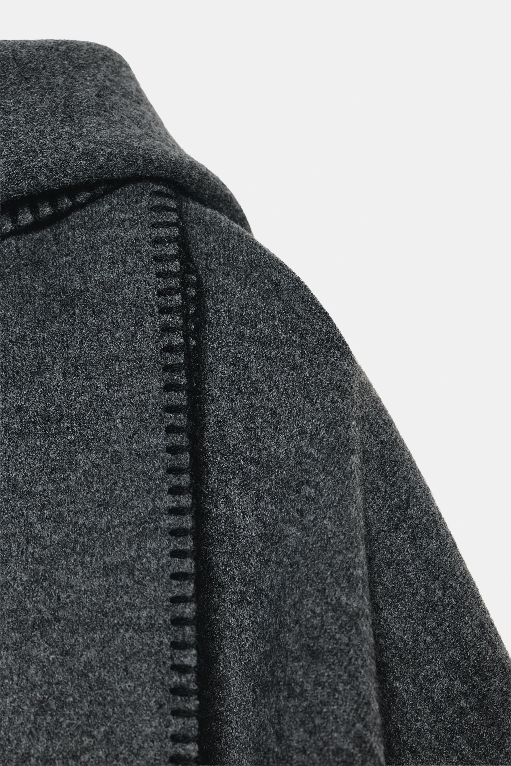 CAPE EN MAILLE AVEC ÉCHARPE ET FIL CONTRASTE